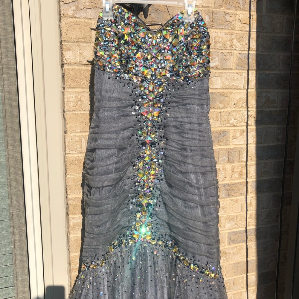 STUNNING Formal Dress - Picture 2 of 16